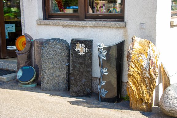 Verschiedene Steinplatten in unterschiedlichen Farben und Texturen, an einer Wand gelehnt.