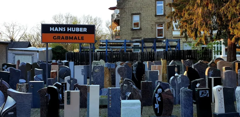 Friedhof mit Grabsteinen und einem Schild mit dem Schriftzug „Hainbuchenweg“.