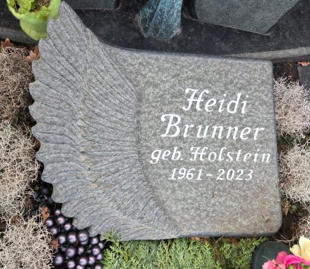 Grabstein von Heidi Brunner mit Flügelmotiv und Inschrift, 1961-2023.