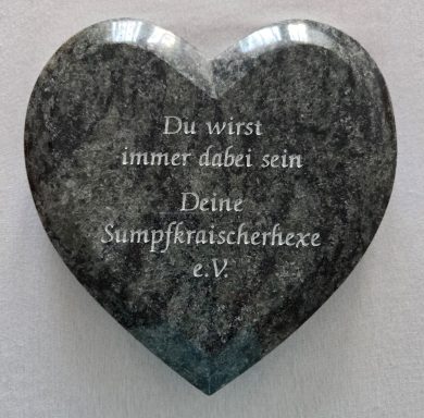 Herzförmiger Stein mit der Aufschrift „Du wirst immer dabei sein. Deine Sumpfkraisherzen e.V.“