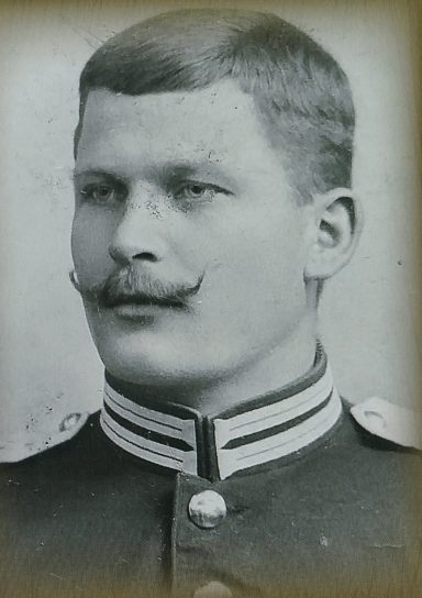 Porträt eines Mannes in historischer Uniform mit markantem Schnurrbart.